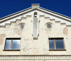Historische Fassade eines Lagergebäudes in Ribnitz-Damgarten - Davidstern im runden Dachfenster.