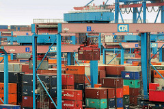 Containerlager auf dem HHLA Container-Terminal Altenwerder CTA; ein Portalkran transportiert einen Container zum Lagerplatz.