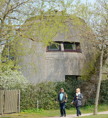 (Halb) Rundes Reetdachgebäude / Neubau mit bis zum Boden gezogene Eindeckung; Dorfstrasse in Ahrenshoop - Architekt Roland Nörpel.