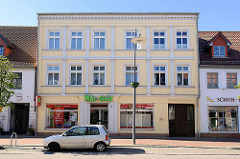 Denkmalgeschütztes Wohn- und Geschäftshaus in der Langen Straße von Ribnitz-Damgarten; Geburtshaus der Malerin Anna Gerresheim -  deutsche Landschafts- und Bildnismalerin sowie Grafikerin. Sie war Mitbegründerin der Künstlerkolonie Ahrenshoop.