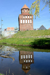 Rostocker Tor in Ribnitz-Damgarten - Stadttor; ehem. Verteidungsanlage, viergeschossiger Backsteintorturm - erbaut um 1430. Wasserspiegelung im Klosterbach.