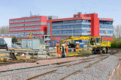 Erweiterungsarbeiten auf dem Containerbahnhof Hamburg Altenwerder; die Gleisanzahl wird von sieben auf neun erhöht - die Kapazität des Containerumschlags soll auf 769 000 TEU / Standardcontainer erhöht werden.