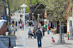 Promenade im Ostseebad Prerow - Geschäfte mit Andenken / Souvenirs - Imbiss und Restaurants.