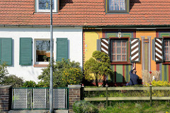 Siedlungshäuser / Doppelhäuser in der Waldstraße von Barth - unterschiedlich gestaltete Hausfassaden.