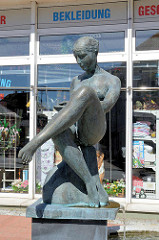 Bronzeskulptur Nackte Frau - Arethusa, Nymphe aus der griechischen Mythologie. Ladenschild Bekleidung - Damgarten, Stralsunder Straße