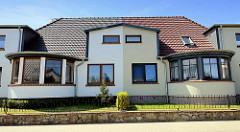 Doppelhaus mit rundem Anbau; symmetrische Architektur - unterschiedliche Farbgebung der Hausfassade; Klüßenberg in Ribnitz-Damgarten.