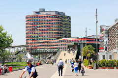 Blick vom Berta Kröger Platz über die Bahnhofspassage zum Gebäude der Hamburger Behörde für Stadtentwicklung und Umwelt (BSU) + Landesbetrieb Geoinformation und Vermessung in Hamburg Wilhelmsburg; fertiggestellt 2013.