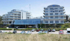 Fünfstöckiges Hotelgebäude am Ostseestrand in Ahrenshoop; Halbinsel Fischland-Darß-Zingst.