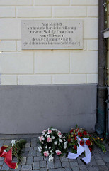 Gedenktafel am Rathaus von Ribnitz-Damgarten; Inschrift - Am 1. Mai 1945 verhindert hier die Bevölkerung unserer Stadt die Ermordung von 800 Frauen des KZ-Außenlagers Barth, die sich auf dem Todesmarsch befanden.