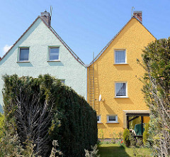 Wohnhäuser / Doppelhaus mit Sattedach, unterschiedlich gestrichene Hausfassade - Architektur in Barth, Alt + Neu.
