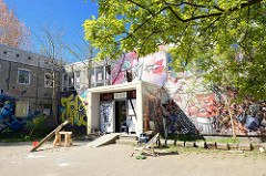 Eingang / Graffiti des AJZ KITA e.V; selbstverwaltetes Jugendzentrum in Ribnitz-Damgarten.