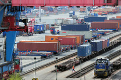 Containerbahnhof / Containerterminal Altenwerder - Hamburger Hafen; Container mit Sattelauflieger - Güterzug mit Containerwagen.