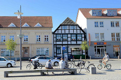 Marktplatz von Ribnitz-Damgarten - Wohnhäuser / Geschäftshäuser an der Langen Straße.