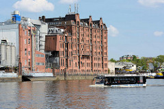Hamburger HafenCity RiverBus auf seiner Sightseeing-Tour in der Billwerder Bucht von Hamburg Rothenburgsort. Am Ufer historische Speicher / Industriearchitektur am Ausschläger Elbdeich.