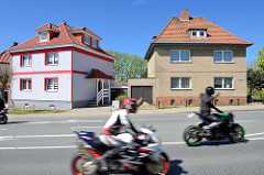 Kubische Wohnhäuser mit Walmdach - unterschiedliche Fassadengestaltung - Motorradfahrer auf der Stralsunder Chaussee im Ortsteil Damgarten; Ribnitz-Damgarten