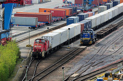 Containerbahnhof Terminal Hamburg Altenwerder; Containerzug / Güterzug mit Ladung.