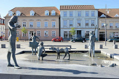Brunnen Bernsteinfischer mit Familie am Marktplatz von Ribnitz-Damgarten; Bildhauer Thomas Jastram, 2007.