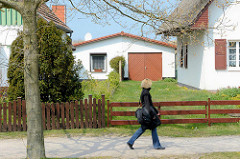 Wohnhäuser, Einzelhäuser mit unterschiedlicher Dach- und Fassadengestaltung - gemeinsamer rückwärtiges Gebäude mit Satteldach, genutzt als Ferienwohnung / Garage; Ostseebad Ahrenshoop.