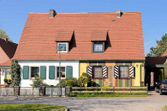 Siedlungshäuser / Doppelhäuser in der Waldstraße von Barth - unterschiedlich gestaltete Hausfassaden.