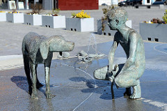 Detail Brunnen Bernsteinfischer mit Familie am Marktplatz von Ribnitz-Damgarten; Bildhauer Thomas Jastram, 2007.