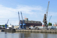 Blick über den Seehafen 1 in Hamburg Harburg - Speichergebäude, Kräne.