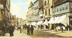 Historische Aufnahme von der Mühlenstraße in Hamburg Harburg - Straße mit Kopfsteinpflaster, Passanten - Geschäfte mit weissen Markisen.