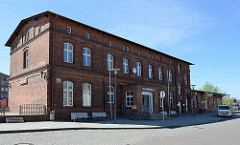 Bahnhofsgebäude von Ribnitz-Damgarten West - Ziegelbau.