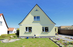 Einzelhaus mit Satteldach - Vorgarten mit Tulpen; John Brinckman Straße in Ribnitz Damgarten.