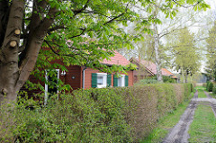 Ferienhaussiedlung / Wochenendhäuser mit Holzfassade und grünen Fensterluken in Zingst, Mecklenburg-Vorpommern.