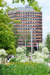 Eingangsbereich zum Inselpark in Hamburg Wilhelmsburg - im Hintergrund das Gebäude der Hamburger Behörde für Stadtentwicklung und Umwelt (BSU) + Landesbetrieb Geoinformation und Vermessung; fertiggestellt 2013.