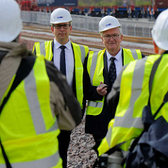 Geschäftsführer des HHLA Container Terminals Altenwerder, Oliver Dux (lks.) und Dr. Stefan Behnfan Behn,  Vorstandsmitglied der Hamburger Hafen und Logistik AG am Containerbahnhof des Terminals.
