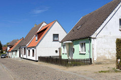 Wohnhäuser mit Satteldach - Kopfsteinpflaster in der Wasserstrasse im Ortsteil Damgarten; Ribnitz-Damgarten.