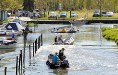 Motorboote auf dem Templer Bach im Ortsteil Damgarten; Ribnitz-Damgarten - im Vordergrund ein Amphibienfahrzeug Argo 8x8 in Fahrt auf dem Wasser.