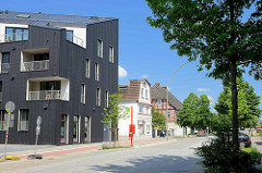 Altbauten / Neubauten, moderne und historische Architektur an der Schloßstrasse in Hamburg Harburg; die Rückseite der Neubauten / Wohnquartier Maritimes Wohnen / liegt am Harburger Kaufhauskanal.