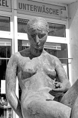 Bronzeskulptur Nackte Frau - Arethusa, Nymphe aus der griechischen Mythologie. Ladenschild Unterwäsche - Damgarten, Stralsunder Straße.