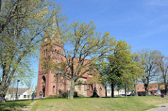 St. Bartholomäuskirche im Ortsteil Damgarten; Ribnitz-Damgarten. Kirchenschiff aus dem 15. Jahrhundert - Kirchturm 1887 nach den Plänen des Stralsunder Stadtbaumeisters Ernst von Haselberg errichtet.