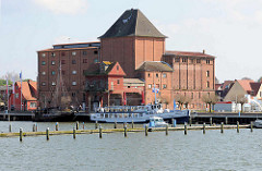 Speichergebäude mit Bandbrücke am Hafen / Osthafen von Barth; Industriedenkmal, das zum Apartmenthaus umgebaut werden soll.