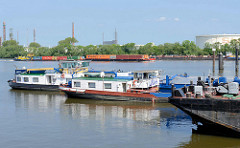 Liegeplatz für Binnenschiffe im Seehafen 1 in Hamburg Harburg - im Hintergrund ein Schubverband mit Containern und ein Binnenschiff auf der Süderelbe.