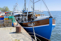 Hafenkai mit Fischerboot / Fischkutter VIT 5 - Vitte auf der Insel Hiddensee, Mecklenburg Vorpommern.