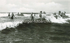 Historisches Foto vom  Ostseebad Zingst - Badegäste amüsieren sich in den Wellen der Ostsee - Frauen mit Badekappen, Männer mit einteilige Badeanzügen.