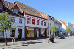 Einstöckige Wohnhäuser / Geschäftshäuser - Lange Straße, Ribnitz-Damgarten.