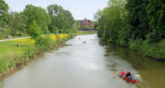 Blick über den Aßmannkanal / Rathauswettern zum Rathaus von Hamburg Wilhelmsburg - Kanus auf dem Wasser.