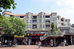 Wohnanlage und Geschäfte; Architektur der 1970er Jahre - Rieckhoffstraße in Hamburg Harburg.