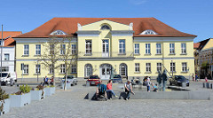 Blick über den Marktplatz von Ribnitz-Damgarten zum Rathaus der Stadt.