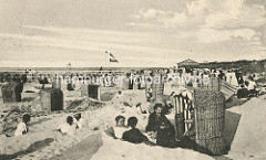 Historische Aufnahme vom Badeort, Ostseebad Zingst - Sandburgen mit Strandkörben, Badegäste am Strand.