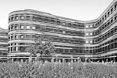 Gebäude der Hamburger Behörde für Stadtentwicklung und Umwelt (BSU) + Landesbetrieb Geoinformation und Vermessung in Hamburg Wilhelmsburg; fertiggestellt 2013 - Arbeitsgemeinschaft Sauerbruch Hutton Architekten aus Berlin und die Innius RR GmbH aus R
