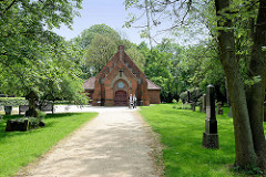 Kapelle auf dem Alten Friedhof von Hamburg Wilhelmsburg, erbaut 1902 - neogotischer Baustil; jetzt Weltkapalle als Teil vom Wilhelmsburger Inselpark und Veranstaltungsort.