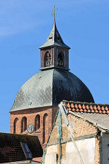 Kirchturm der Marienkirche in Ribnitz Damgarten;  ursprünglich dreischiffige spätromanische Hallenkirche aus dem 13. Jahrhundert - mehrmaliger Umbau; quadratischer Kirchturm von 1455.
