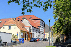 Historische Architektur in der Mühlenstraße von Ribnitz-Damgarten; Wohnhäuser und mehrstöckige Fachwerkgebäude.