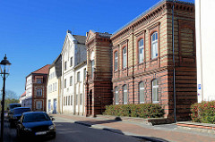 Historische Architektur in der Mühlenstraße von Ribnitz-Damgarten - im Vordergrund das unter Denkmalschutz stehende Backsteingebäude vom alten Amtsgericht / Schulgebäude.